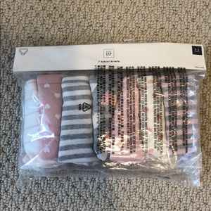 7 Gap bikini briefs in size 2-3T